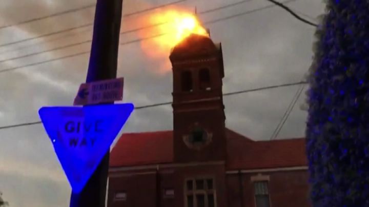Il fulmine colpisce una chiesa a Sydney, in fiamme il campanile