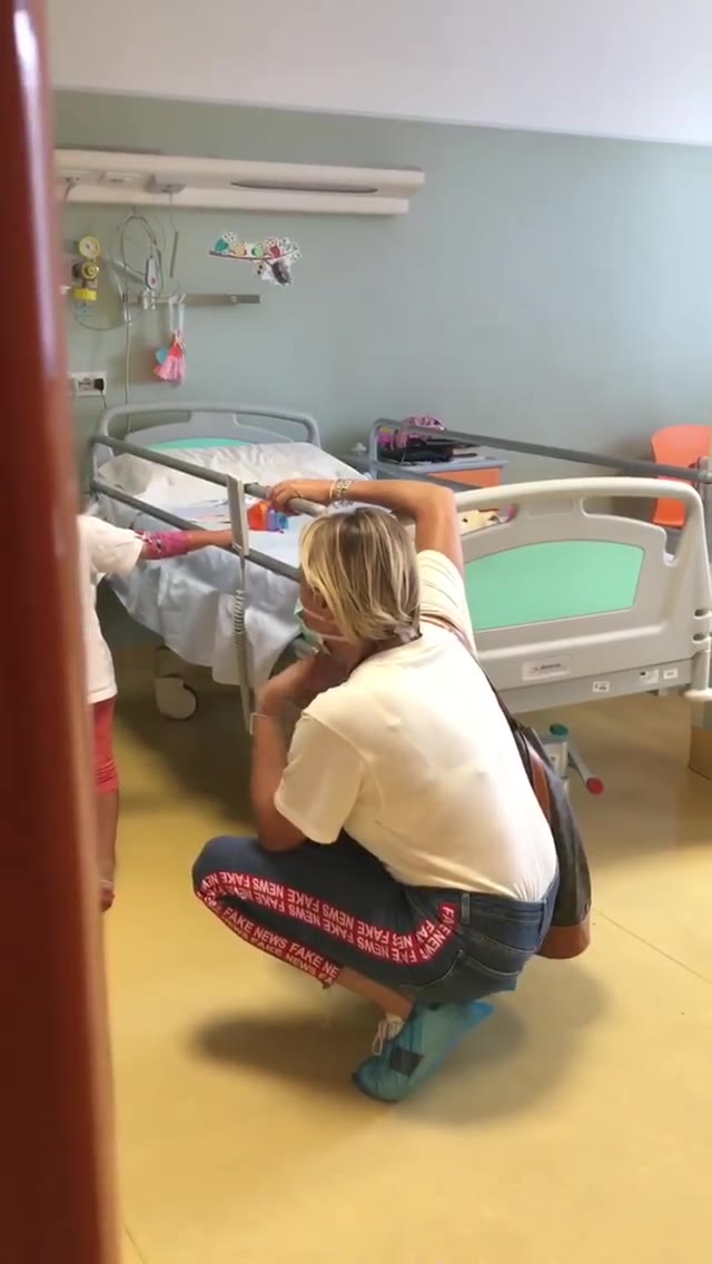 Simona Ventura incontra i fan del reparto di oncologia