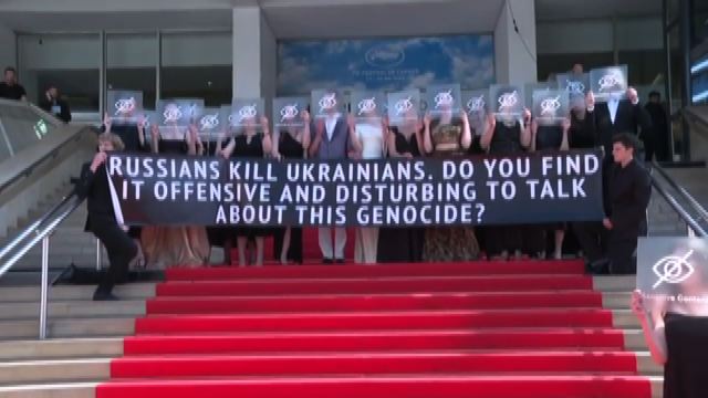 A Cannes sul red carpet il cast ucraino protesta contro la guerra