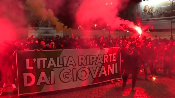 Coronavirus, guerriglia a Roma: scontri a Piazza del Popolo