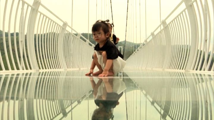 Lo spettacolare ponte di vetro inaugurato in Vietnam
