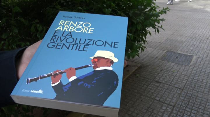 La "Rivoluzione gentile" nella biografia di Renzo Arbore