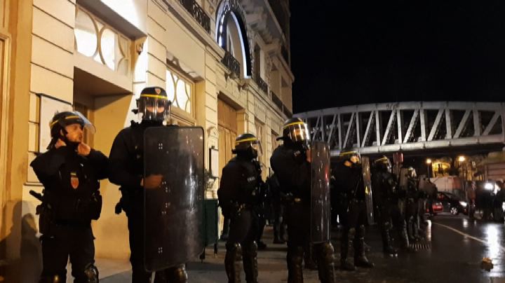 Macron assediato fuori dal teatro, poi fugge scortato da polizia