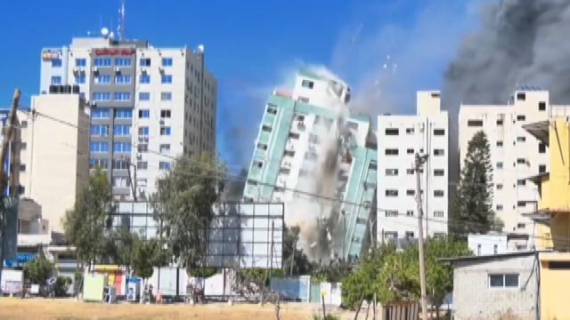 Gaza: raid israeliani abbattono la torre che ospita al Jazeera