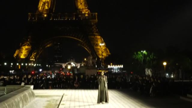 Parigi, l'elegante sfilata di Saint Laurent sotto la Torre Eiffel