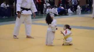 Dolcissimo combattimento judo tra due bambine