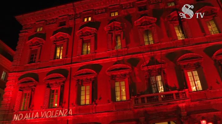 Luce rossa su Palazzo Madama: "No alla violenza contro le donne"
