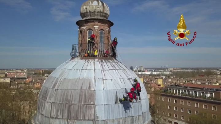 A Modena Vigili del Fuoco al lavoro sulla cupola a 30 metri