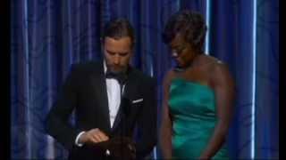 La Grande Bellezza vince l' oscar come miglior film straniero.