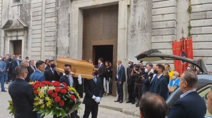 Funerali De Mita, il feretro uscito dalla chiesa tra gli applausi