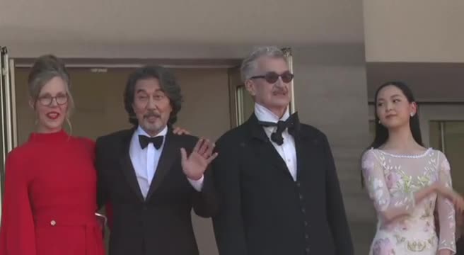 Cannes il red carpet di Wim Wenders per "Perfect Days"