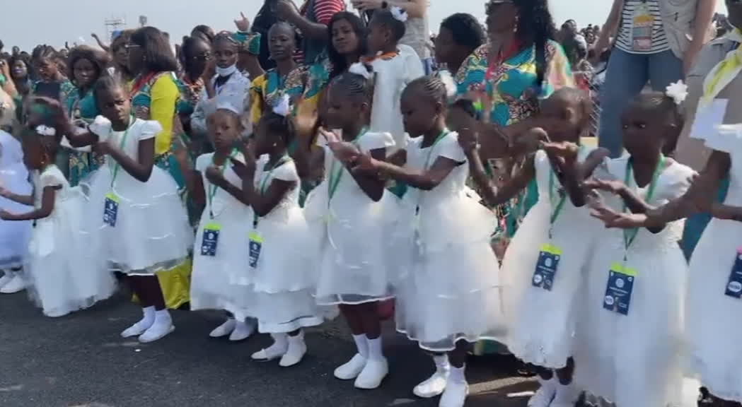 Congo, il Papa tra la folla: fedeli corrono dietro papamobile