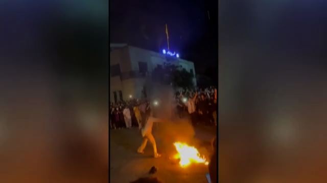 Iran, una donna brucia il velo nel falò dopo la morte di Mahsa