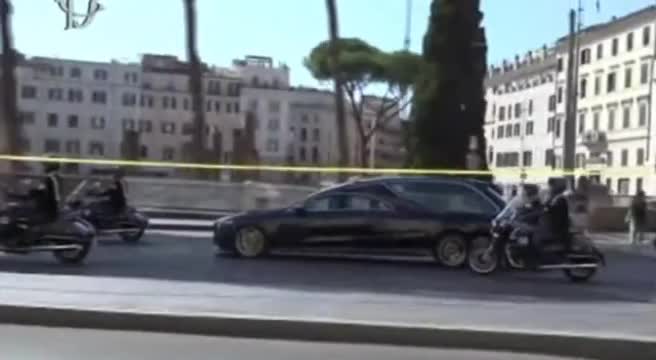 Il feretro di Giorgio Napolitano attraversa il centro di Roma