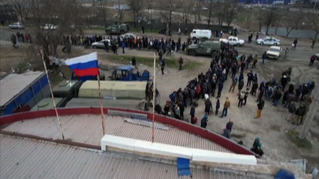 Mosca diffonde immagini di Mariupol con la bandiera russa