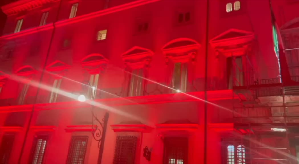 Palazzo Chigi illuminato di rosso contro la violenza sulle donne