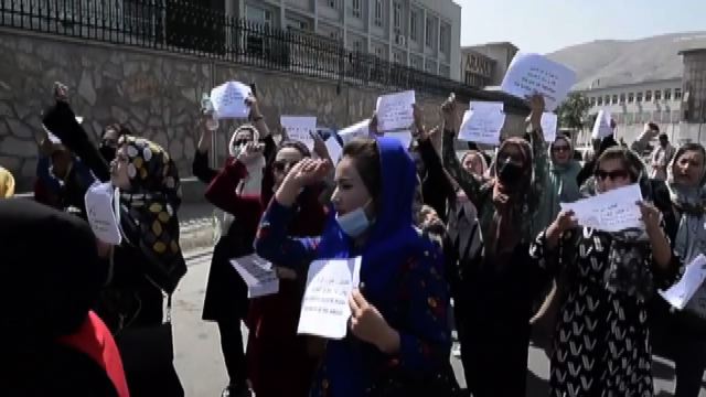 A Kabul la protesta delle donne in piazza contro i talebani
