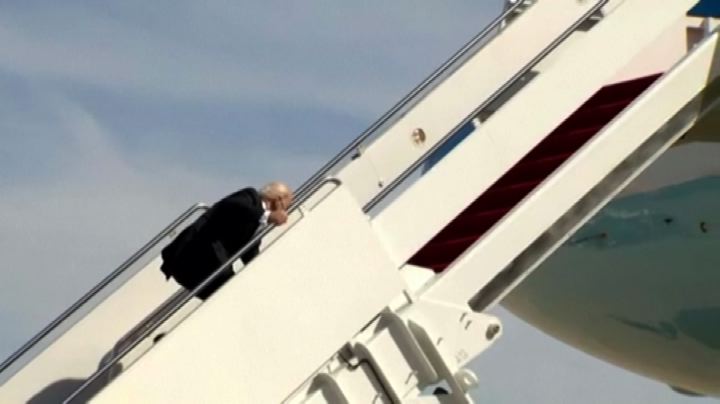 Biden scivola per tre volte sulle scalette dell'Air Force One