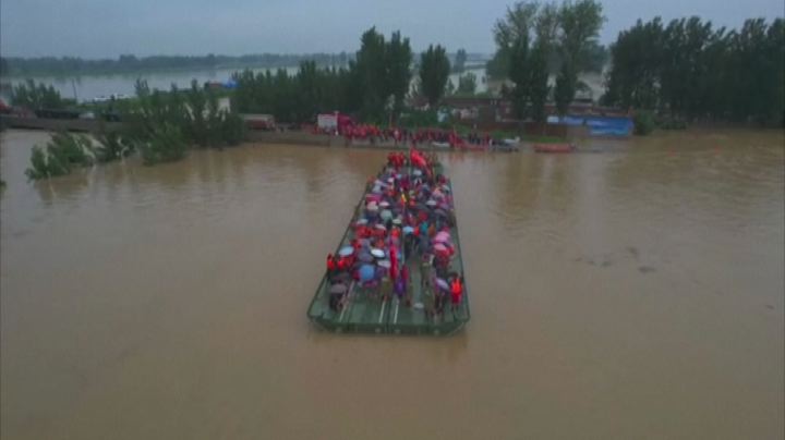 Cina, i villaggi inondati sfollati con un ponte d'emergenza