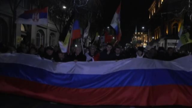 Ucraina, nazionalisti serbi manifestano a favore della Russia