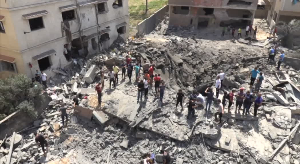 Si scava tra gli edifici distrutti a Gaza dopo gli ultimi raid