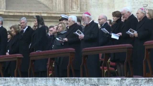 La delegazione italiana, tedesca e i reali alle esequie Ratzinger