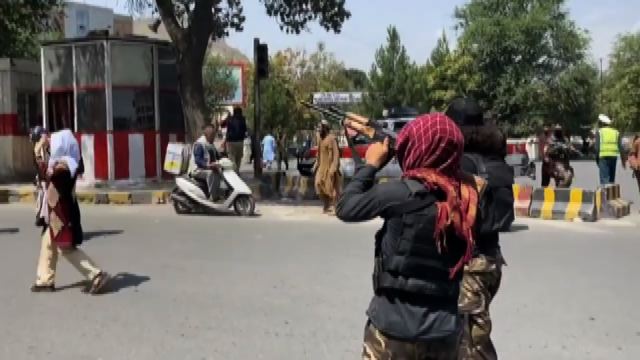 Talebani sparano durante una manifestazione di donne a Kabul