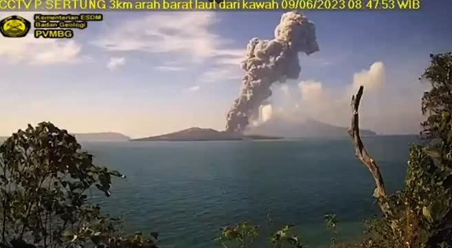 Colonna di fumo e ceneri: in Indonesia erutta il vulcano Anak Krakatoa