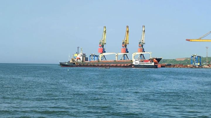 Ucraina, Mosca mostra prima nave merci che lascia Mariupol