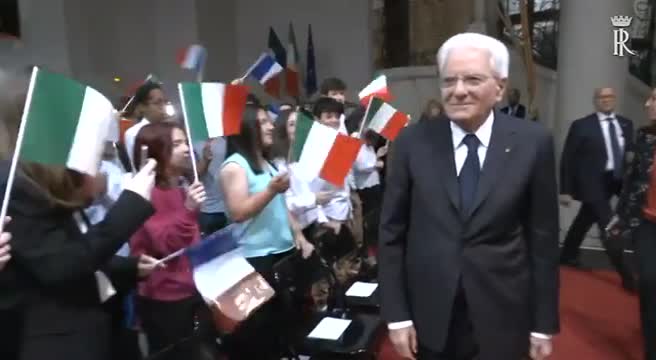 Mattarella a Parigi dagli studenti italiani: con voi cresce l'Europa