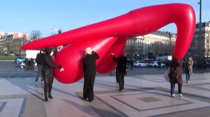 A Parigi spunta un clitoride di 5 metri davanti alla Torre Eiffel