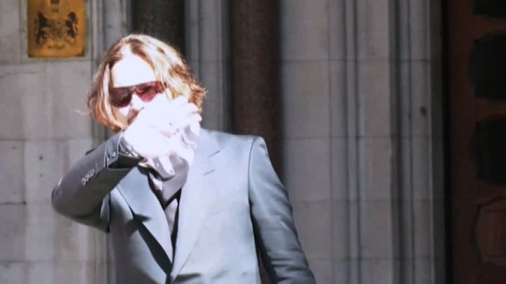Johnny Depp in tribunale, sorrisi e saluti ai fotografi
