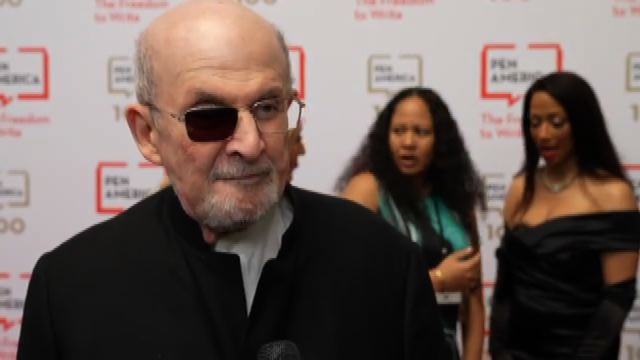 Rushdie torna in pubblico, con un tributo a suoi soccorritori