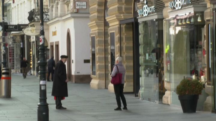 Vienna deserta, inizia il lockdown con scuole e negozi chiusi