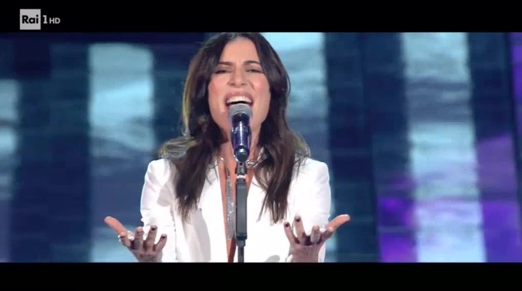 Sanremo 2017, Paola Turci canta senza reggiseno al Festival