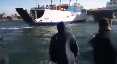Ischia, incidente per maltempo: traghetto urta nave ormeggiata