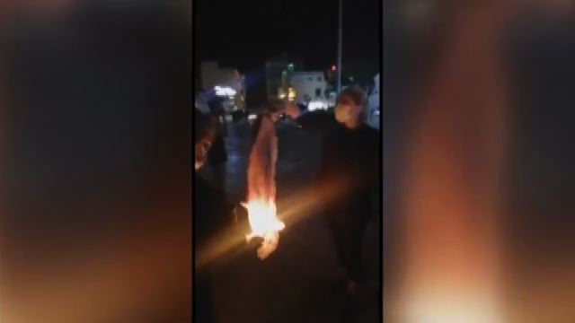 In Iran una manifestante brucia il niqab tra gli applausi