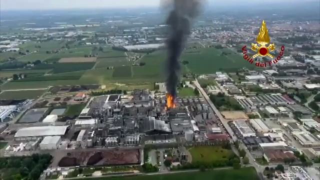 Incendio in distilleria a Faenza, vigili del fuoco al lavoro