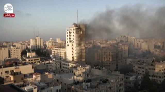 Il palazzo di 14 piani a Gaza abbattuto da un raid israeliano