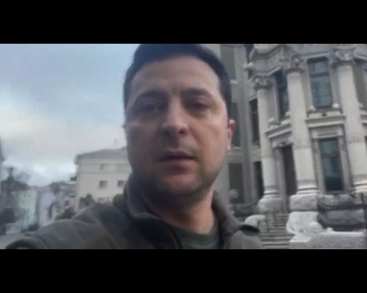Ucraina, Zelensky: sono a Kiev, non deponiamo armi, ci difendiamo