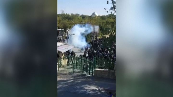 Iran, proteste davanti alle Università. A Teheran lezioni online