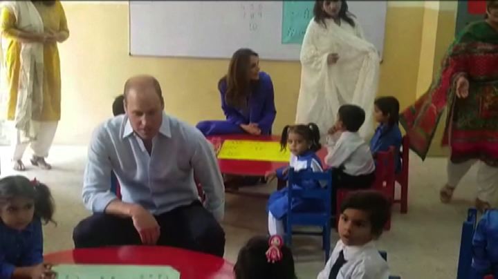William e Kate in Pakistan, visitano una scuola femminile