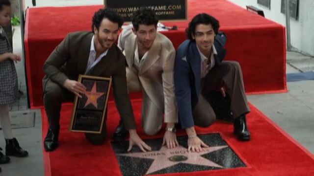 I Jonas Brothers festeggiano la stella sulla Walk of Fame