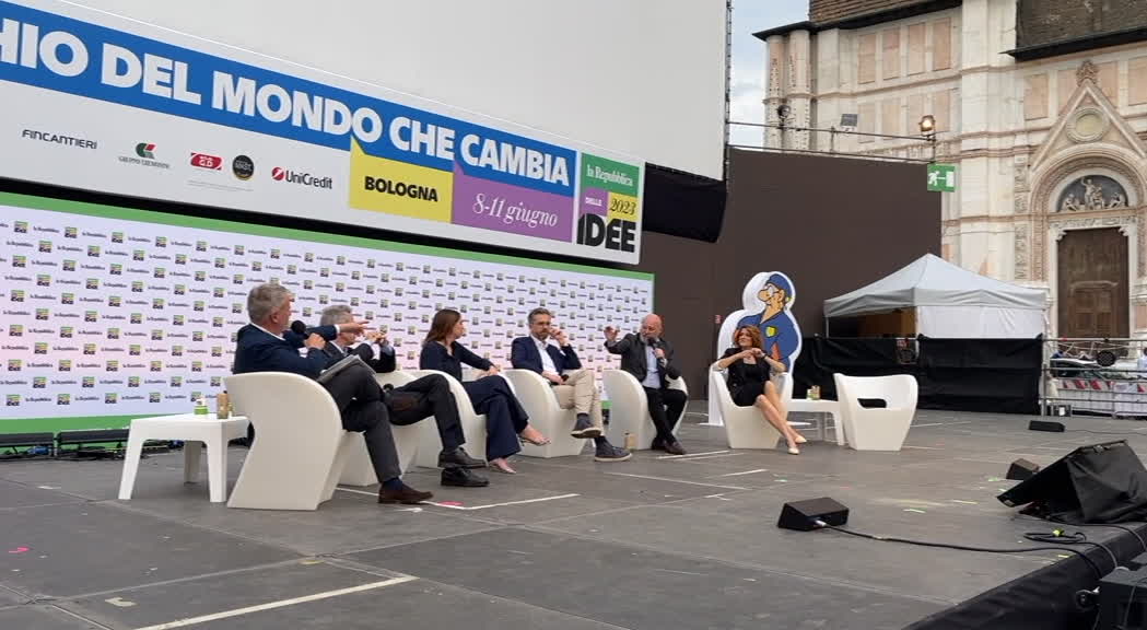 Bologna, protesta a La Repubblica delle idee dei 'no cemento'