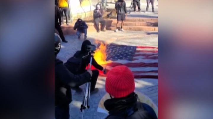 Proteste anti-governative a Denver: bruciata la bandiera Usa