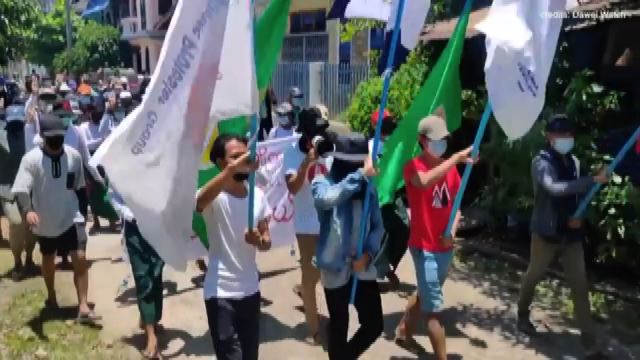 Insegnanti e ingegneri in piazza in Myanmar contro colpo di Stato
