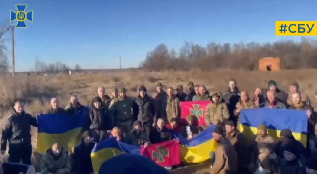 I soldati ucraini tornano a casa dopo uno scambio di prigionieri
