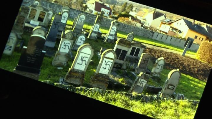 Francia, svastiche e simboli antisemiti su oltre cento lapidi