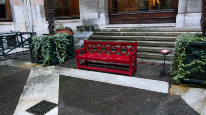 Una panchina rossa a Montecitorio contro la violenza sulle donne