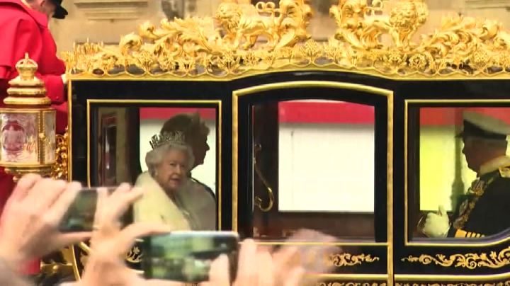 La regina inaugura la nuova sessione del Parlamento a Westminster